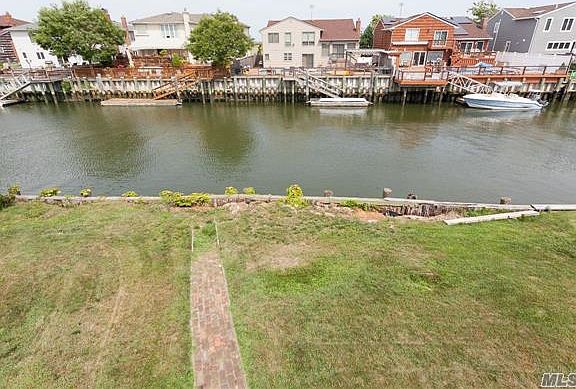 2nd image of 270 Lagoon Dr W