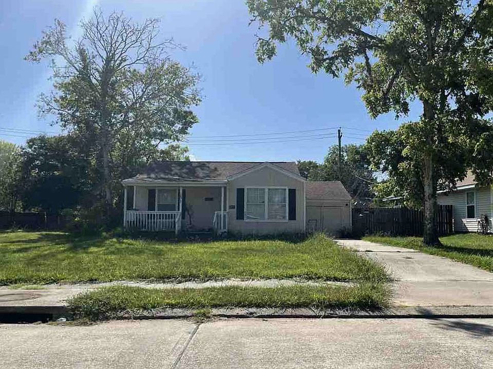 1st image of 131 Huisache St