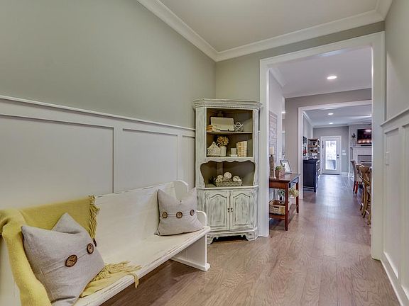2nd image of 837 Dartmoor Ln