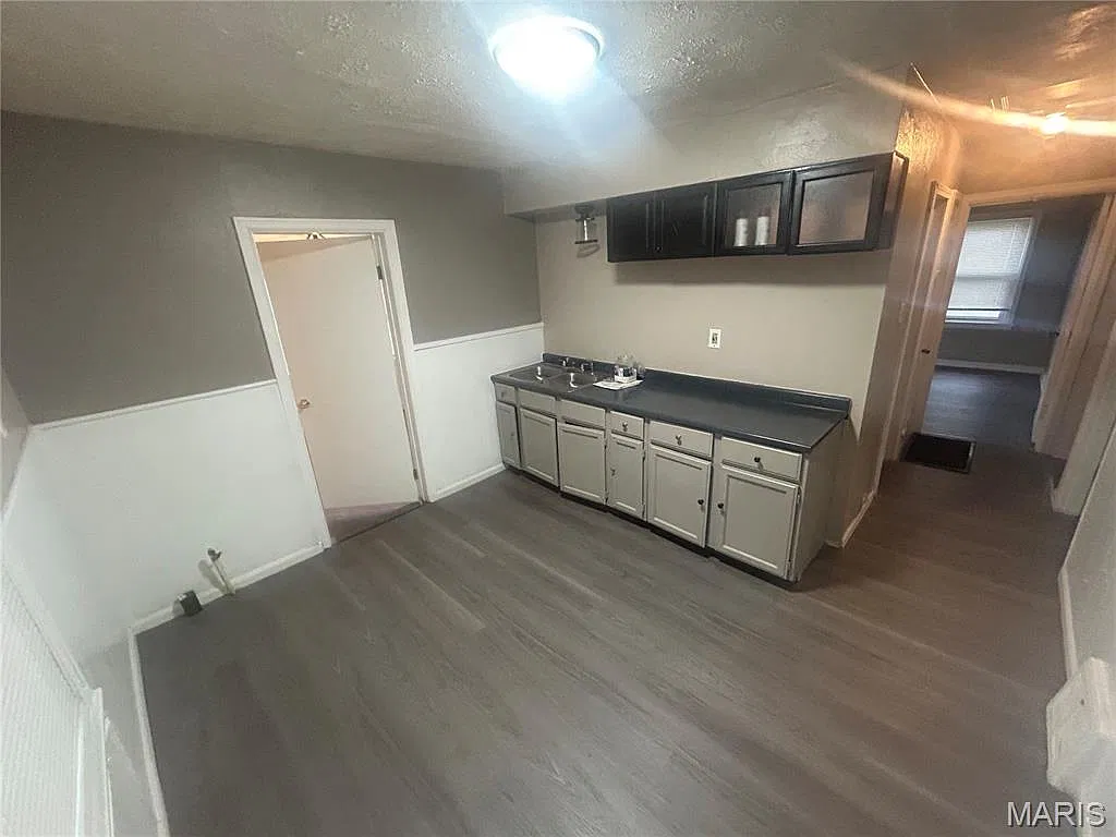 3 bed, 1.0 bath, 871 sqft, $1,350 — Photo 3
