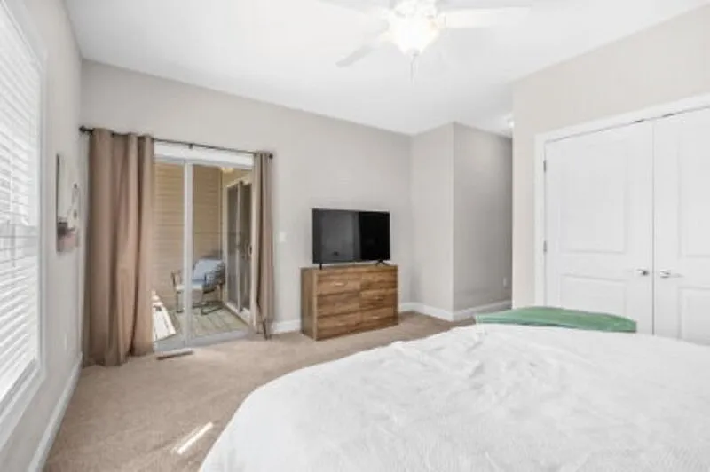 3 bed, 2.5 bath, 1452 sqft, $2,400 — Photo 3