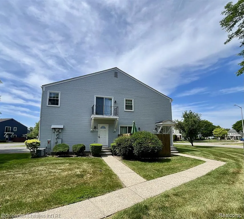 2 bed, 1.0 bath, 970 sqft, $1,695 — Photo 2