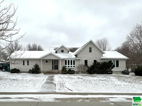 1410 16th St, Hawarden, IA 51023
