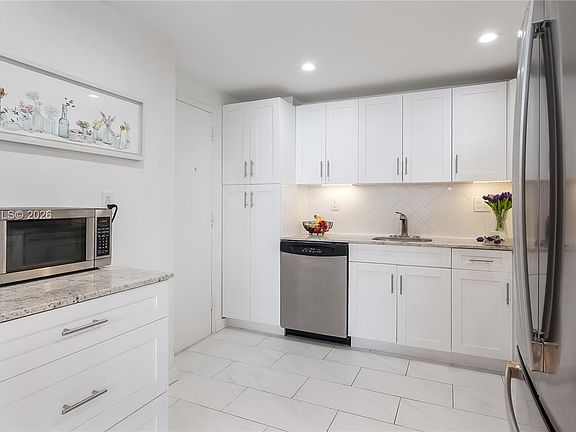 5th image of 300 Bayview Dr APT 315
