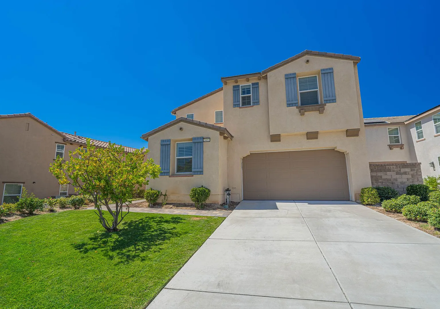 Stunning 4-Bedroom Home with Solar, EV Charger, and a Loft in Valencia — Photo 1