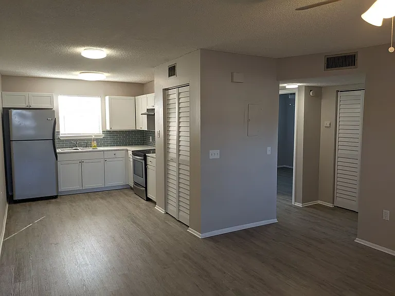 323 Olmstead Dr — Photo 6