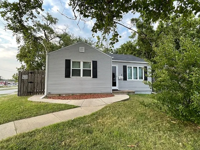 3 bed, 1.0 bath, 1300 sqft, $1,450 — Photo 1