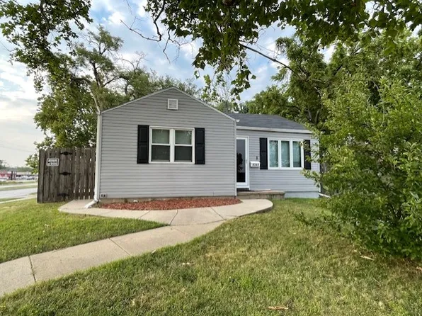 8340 Park Dr, Ralston, NE 68127