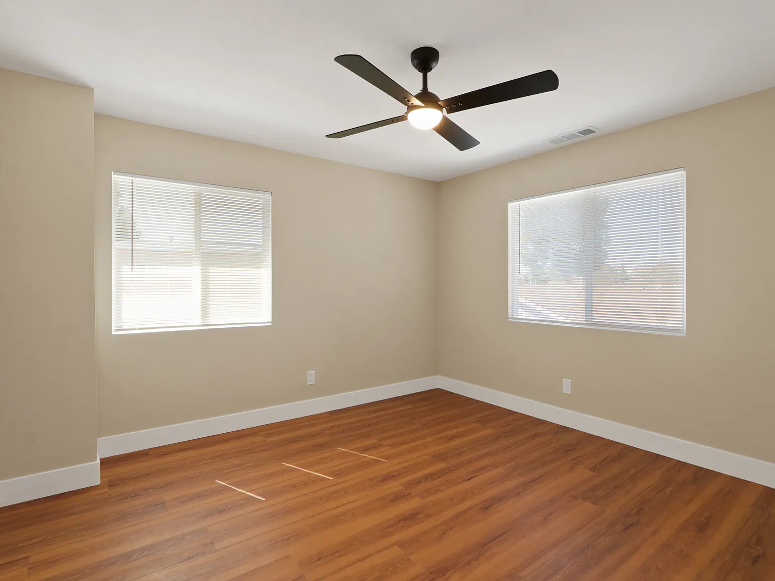 3 bed, 1200 sqft, $3,100 — Photo 2