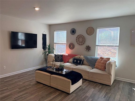 5th image of 336 Bennett Way