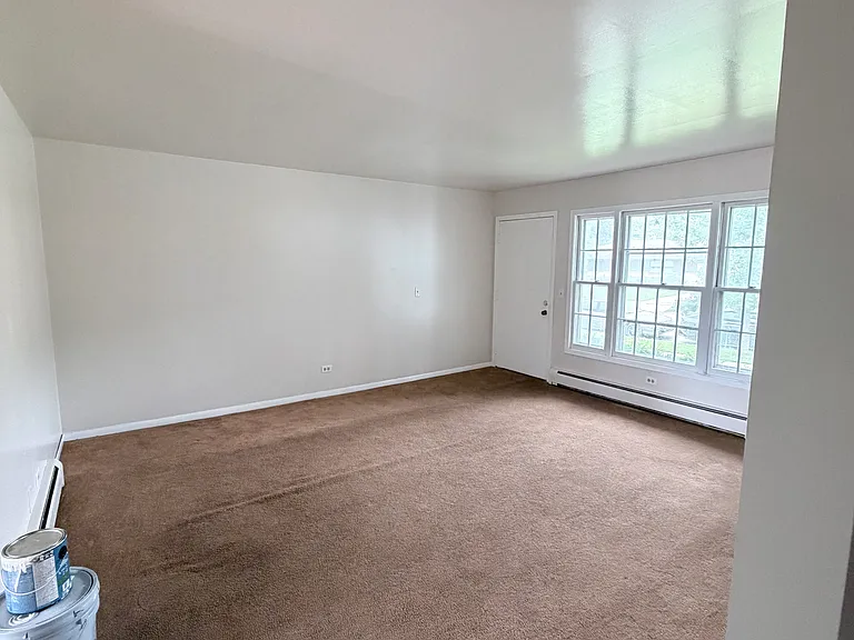 1585 Maple Ln — Photo 3