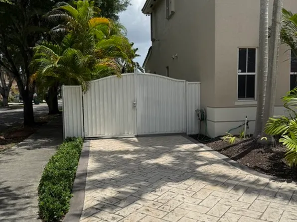 16083 SW 63rd Ter, Miami, FL 33193