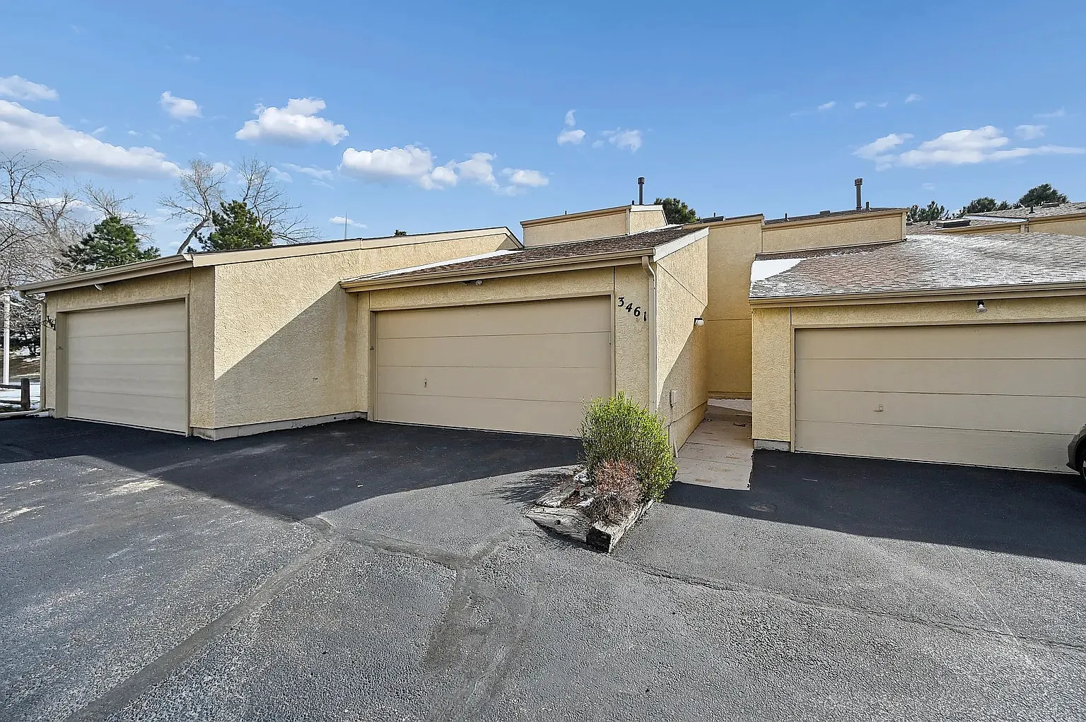 3 bed, 2040 sqft, $2,250 — Photo 1