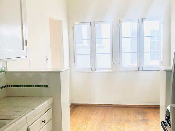 5th image of 420 N Sycamore Ave APT 6
