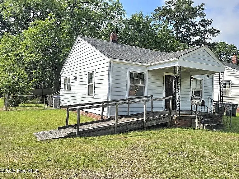 2 bed, 1.0 bath, 784 sqft, $950 — Photo 2