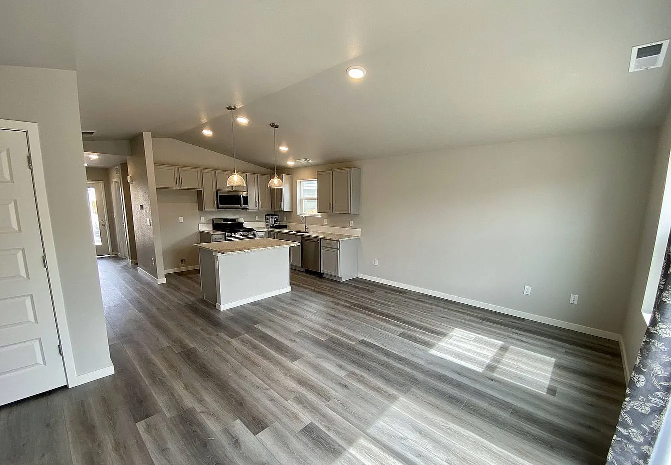 Charming 2-Bed 2 Bath Home! — Photo 4