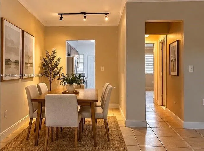 Colonial Court Condo Bldg — Photo 2