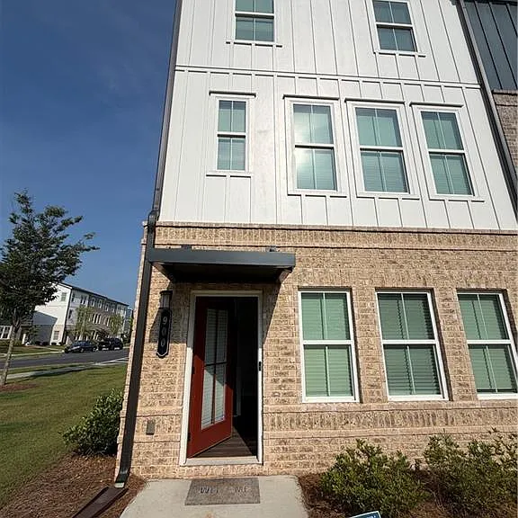 900 Colton Dr — Photo 1