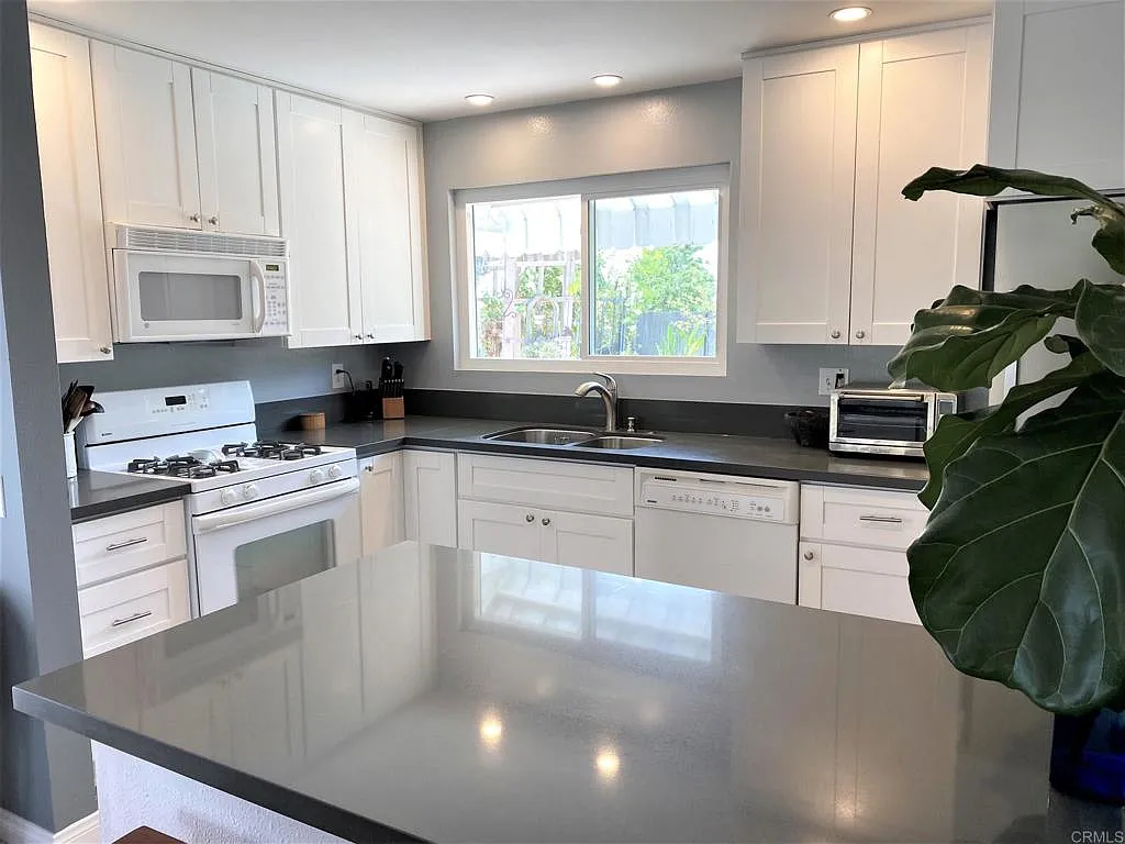 2 bed, 834 sqft, $3,100 — Photo 1