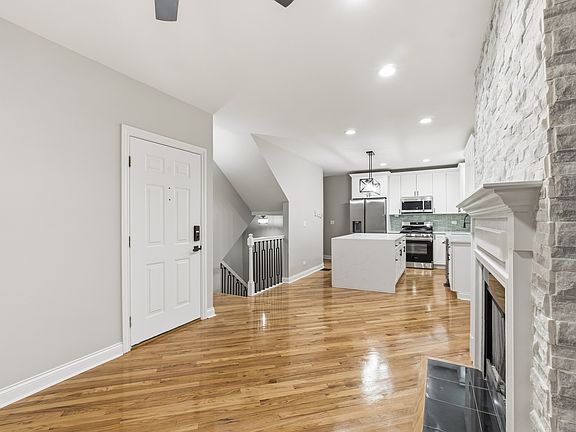 4th image of 1531 W Oakdale Ave #1