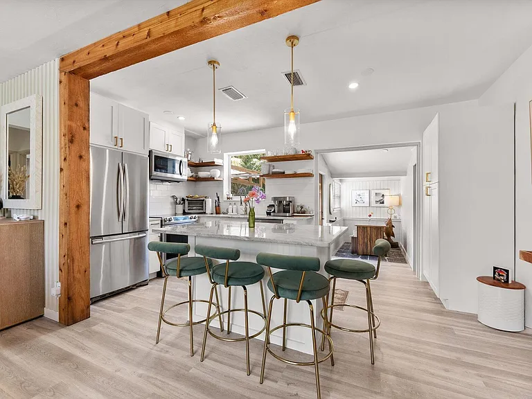 350 Forest Hill Blvd — Photo 11