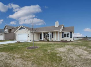943 Cumberland Dr, Lake Geneva, WI 53147