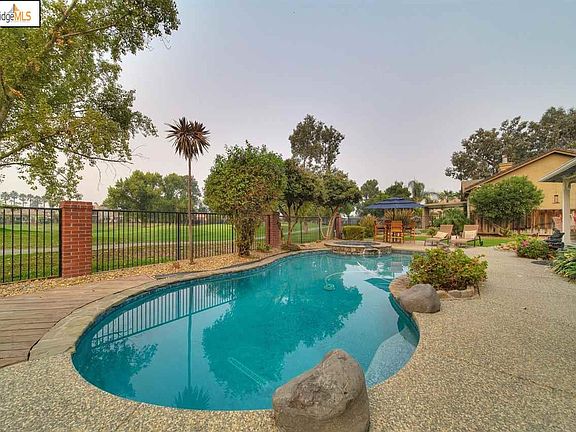 3rd image of 5691 Augusta Ct