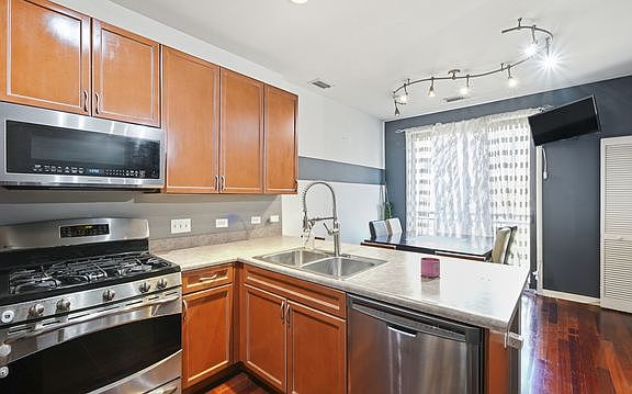 5th image of 510 W Elm St Unit 1033