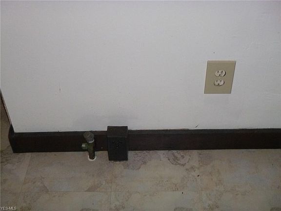 3rd image of 319 Lease St