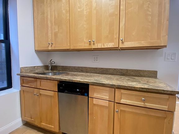 4th image of 240 E 13th St #30