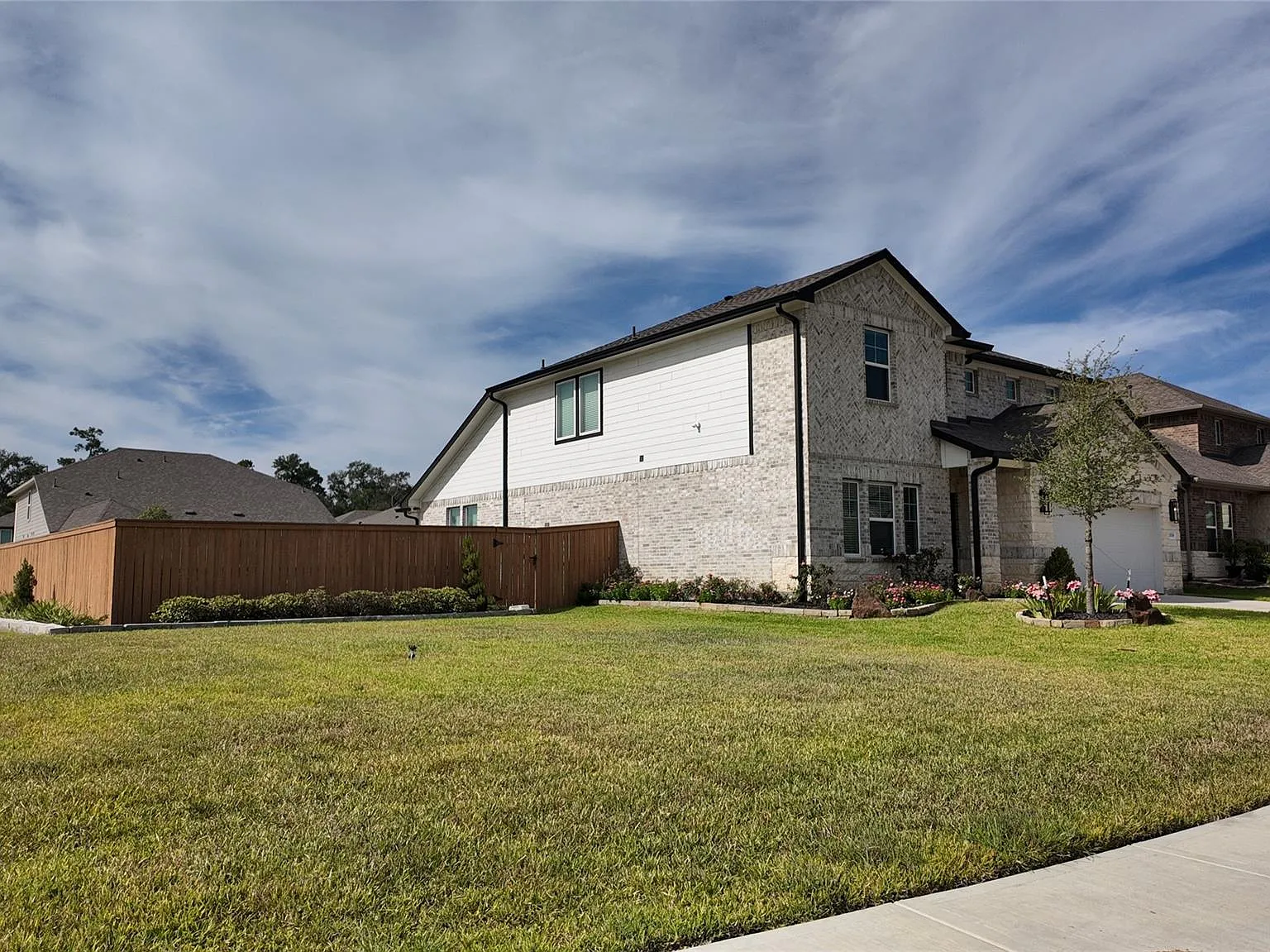 5 bed, 4.0 bath, 2991 sqft, $3,000 — Photo 2