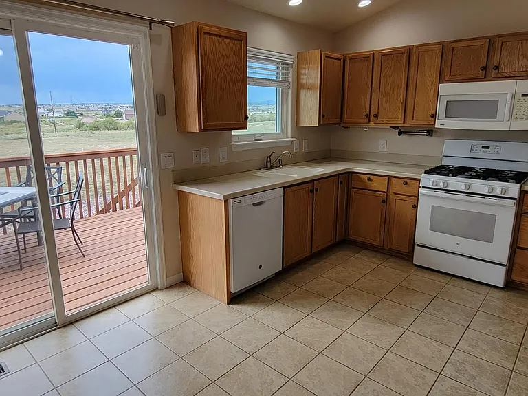 1427 N Challenger Dr — Photo 4