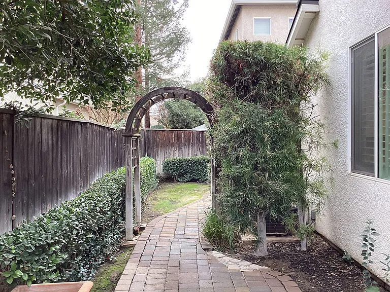 741 W Barcelona Ln — Photo 23