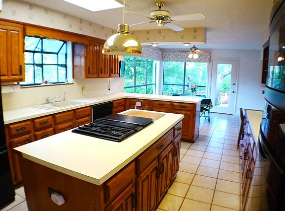 Kitchen w/ Breakfast Area