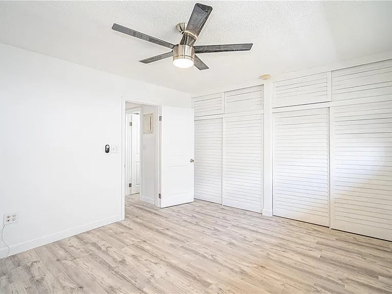 1110 N Riverside Dr #20 — Photo 11