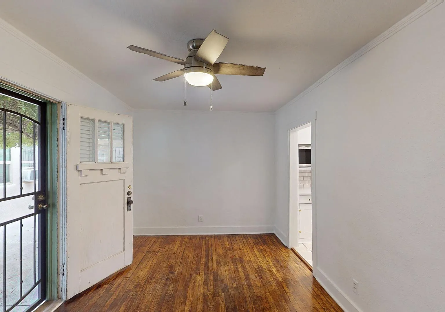 Lovely, Large, & Bright 1 Bed in Beautiful Downtown Courtyard Complex — Photo 3