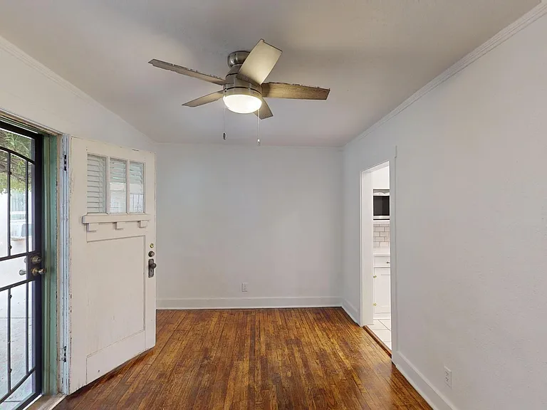 Lovely, Large, & Bright 1 Bed in Beautiful Downtown Courtyard Complex — Photo 3