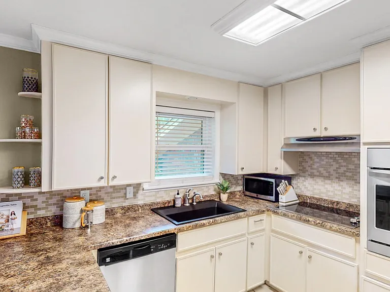 1306 Francisco Dr — Photo 6