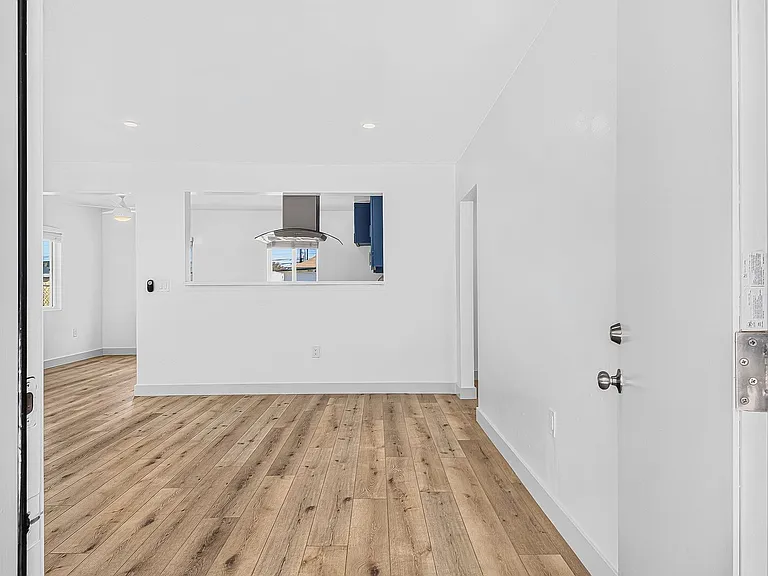 933 Alamitos Ave — Photo 8