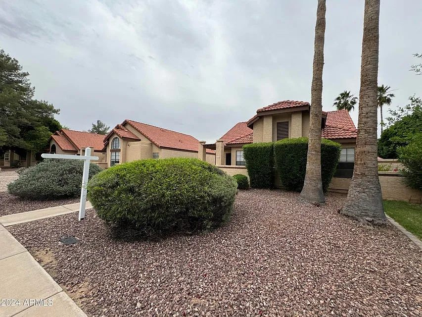 3 bed, 1217 sqft, $2,300 — Photo 2