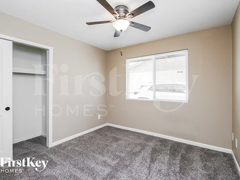 4716 S Kenwood Ln — Photo 12