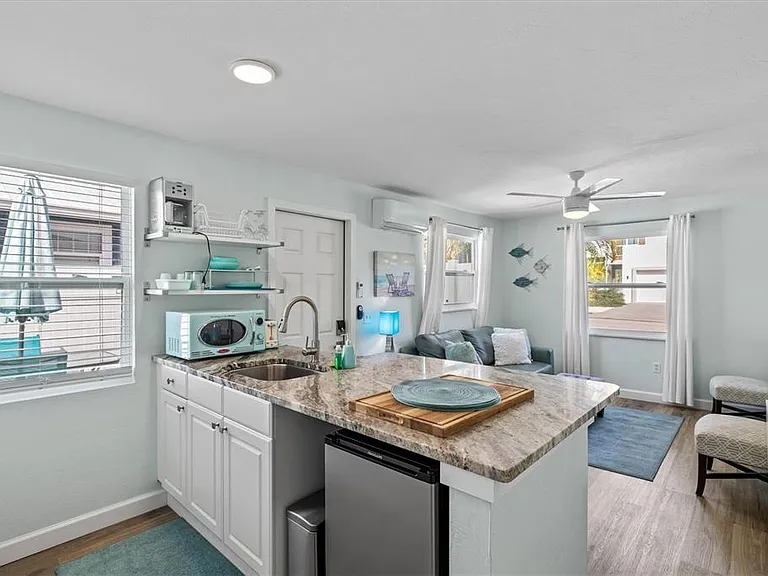 2084 Grove St #B — Photo 3