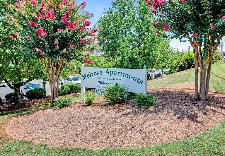 307 Country Club Dr NE — Photo 1