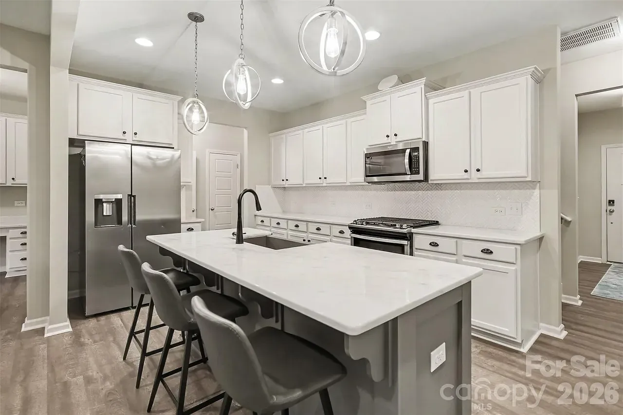 3 bed, 2.5 bath, 2273 sqft, $2,600 — Photo 3