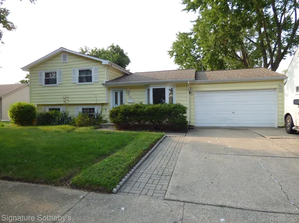 422 Massoit St, Clawson, MI 48017