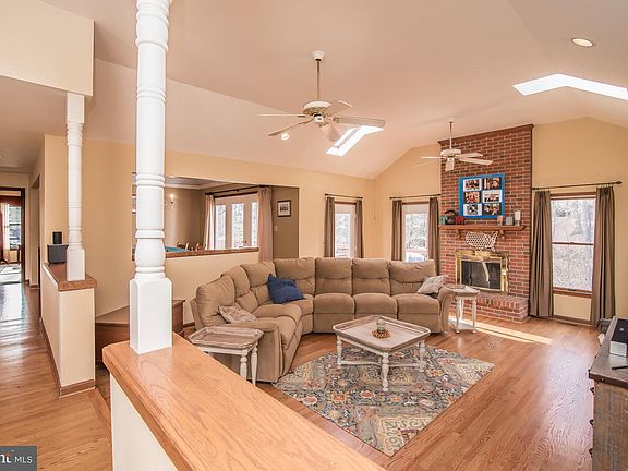 4th image of 1530 Clover Dr