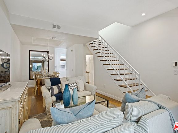 2nd image of 13250 Moorpark St APT 6
