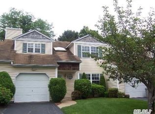 572 Race Pl, Oakdale, NY 11769