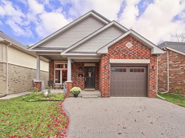 17 Hillview Dr, Newmarket, ON L3Y 4Y3