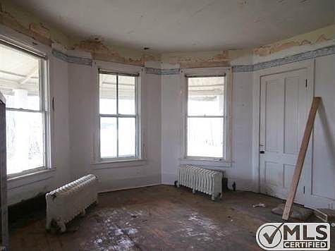 3rd image of 400 Crystal Ave